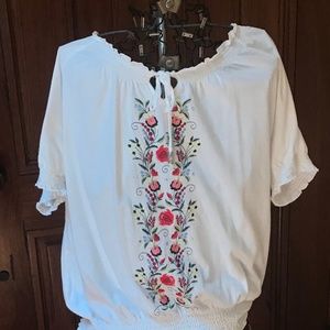 Short sleeved white top with embroidered floral